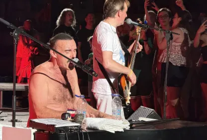 The Bohemians έ&rho;&chi;&omicron;&nu;&tau;&alpha;&iota; &gamma;&iota;&alpha; &pi;&rho;ώ&tau;&eta; &phi;&omicron;&rho;ά &sigma;&tau;&eta; &Kappa;&omicron;&mu;&omicron;&tau;&eta;&nu;ή &gamma;&iota;&alpha; &mu;&iota;&alpha; &mu;&omicron;&nu;&alpha;&delta;&iota;&kappa;ή &sigma;&upsilon;&nu;&alpha;&upsilon;&lambda;ί&alpha;