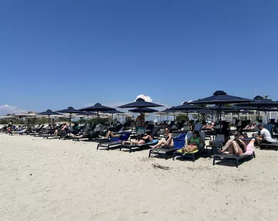 Πριν καλά-καλά  μπει το καλοκαίρι… άρχισαν  να γεμίζουν οι παραλίες!