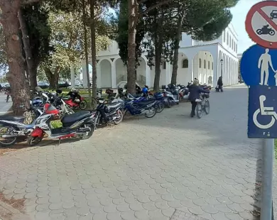 Υπάρχουν αρκετές νόμιμες θέσεις στάθμευσης μοτοσικλετών στην Κομοτηνή;