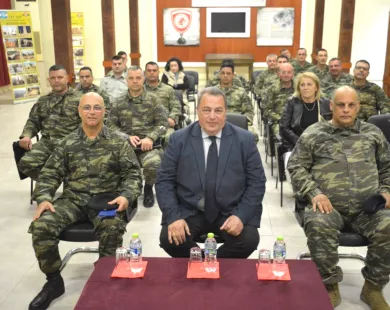 Το βιβλίο του δώρισε  σε στρατιωτικούς  ο Ευρ. Στυλιανίδης