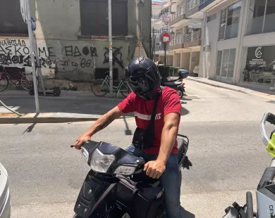 Δουλειά κάτω  από τον καυτό ήλιο:  Οι εργαζόμενοι  του καλοκαιριού
