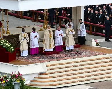 Πάπας Λέων: Με επέλεξαν χωρίς να έχω καμία αξία, είμαι αδελφός και υπηρέτης σας