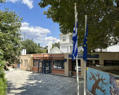 Υψώθηκε ξανά η ελληνική σημαία στην πλατεία Ειρήνης