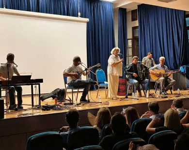 Με ρεμπέτικα και λαϊκά τραγούδια μάγεψε την Μαρώνεια η Μαριώ