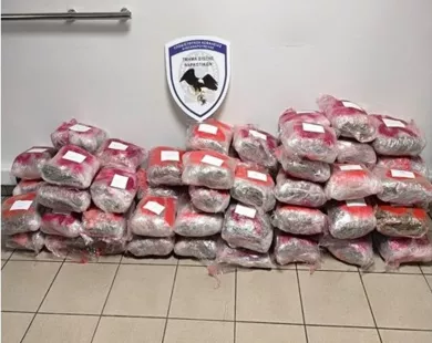 Τα… απολύτως απαραίτητα: 61 κιλά κάνναβης σε τρία ταξιδιωτικά σακίδια
