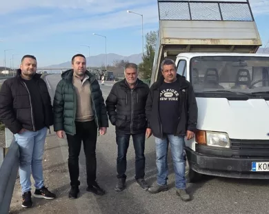 Καυσόξυλα στο μπλόκο των αγροτών έδωσε ο Δήμος Αρριανών