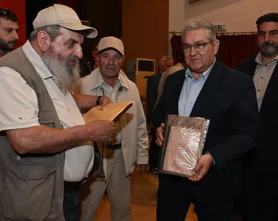 Ιστορικά ντοκουμέντα δώρισε στον Δ. Κουτσούμπα ο Άκης Παπαναστασίου