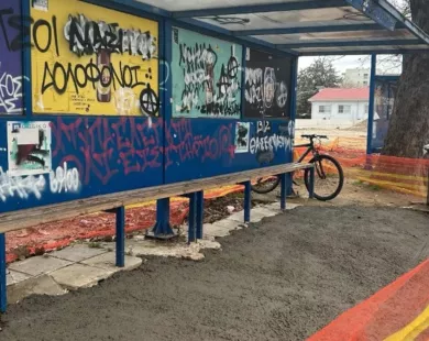 Μπαλώθηκε η στάση λεωφορείων στην Παλιά Νομική