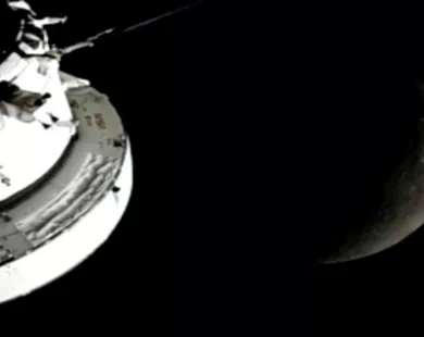 Οι αστροναύτες της NASA είδαν την αθέατη πλευρά του φεγγαριού – Επανασύνδεση του Orion με τη Γη μετά από 40 λεπτά σιγής