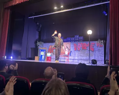 Καταχειροκροτήθηκε το Caveman στην Κομοτηνή με τον Σωτήρη Καλυβάτση