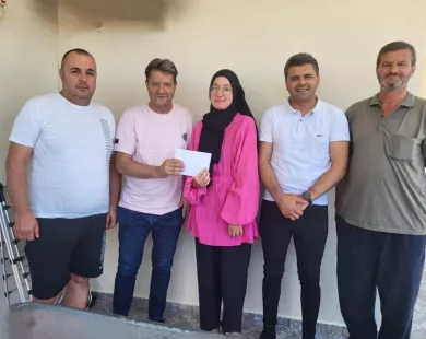 Συμβολικό δώρο από τη ΔΕΜΠ στη μαθήτρια Αϊσεγκιούλ Παδαρλή