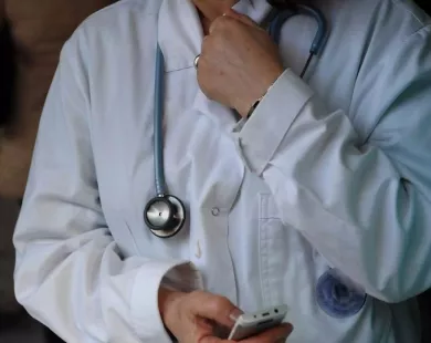Ροδόπη: Προσποιήθηκε τον ιατρό, εξαπάτησε ανυποψίαστη ηλικιωμένη