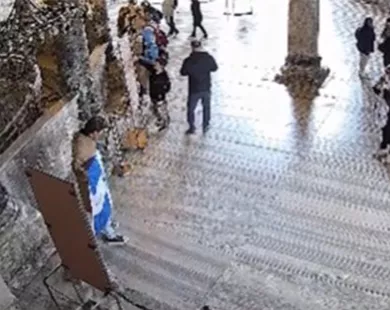 Τουρκία: Συνελήφθησαν δύο Έλληνες που άνοιξαν ελληνική σημαία μέσα στην Αγία Σοφία – ΒΙΝΤΕΟ