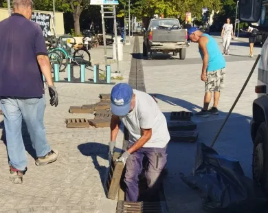 Καθαρίστηκαν τα φρεάτια στην πλατεία Ειρήνης