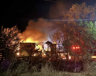 Στις φλόγες τυλίχτηκε αποθήκη στο Αγίασμα