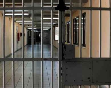 Έφοδος της ΕΛ.ΑΣ. στις φυλακές Κομοτηνής – «Άνοιξαν» κελιά και θαλάμους κρατουμένων