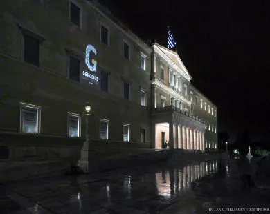 Φωταγωγήθηκε η Βουλή τιμώντας τα θύματα της Γενοκτονίας των Ποντίων