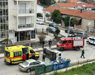 Ξανά ατύχημα στη διασταύρωση Θάσου – Κουρτίδη, τούμπαρε φορτηγάκι – ΒΙΝΤΕΟ
