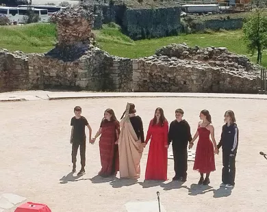 Το Καλλιτεχνικό Σχολείο Νέου Σιδηροχωρίου ερμήνευσε στο αρχαίο θέατρο Φιλίππων – ΕΙΚΟΝΕΣ