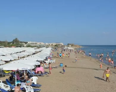 Διαμαρτυρίες για "κατάληψη" της Δημοτικής Πλαζ Αλεξανδρούπολης, από ξένους