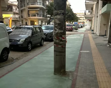 Κομοτηνή: Κολώνα πάνω σε νέο ποδηλατόδρομο δημιουργεί απορίες