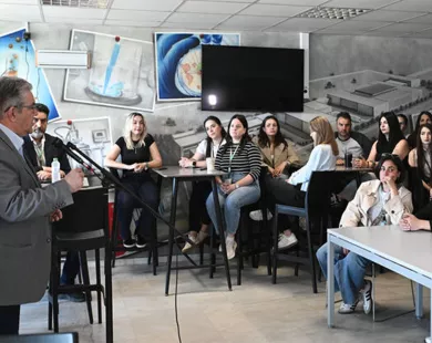 Συζήτηση του Δ. Κουτσούμπα με τους εργαζόμενους στη φαρμακοβιομηχανία «Pharmathen»