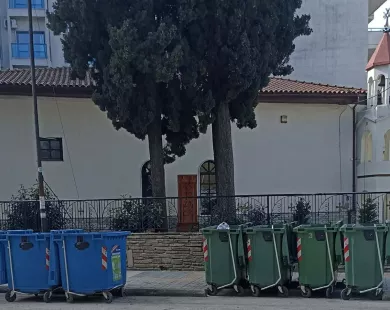Μετακίνηση των κάδων απορριμμάτων από την αρμενική εκκλησία, ζητάει αναγνώστης