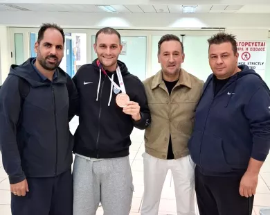 Πανηγυρική υποδοχή του χάλκινου Μιχαλεντζάκη στο αεροδρόμιο Αλεξανδρούπολης
