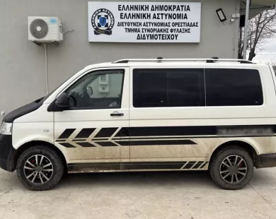 Χειροπέδες σε διακινητή με 7 μη νόμιμους μετανάστες 