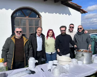 Νέα Πέτρα: Μία «χούφτα» κάτοικοι καθιέρωσαν μία μεγάλη γιορτή για την Καθαρά Δευτέρα – ΒΙΝΤΕΟ