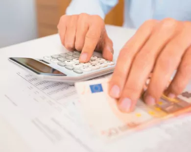 Μειώθηκε η συνολική φορολογική επιβάρυνση των μισθών στην Ελλάδα το 2025