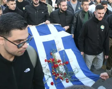 Αθήνα: Πλήθος κόσμου τιμά την 52η επέτειο της εξέγερσης του Πολυτεχνείου