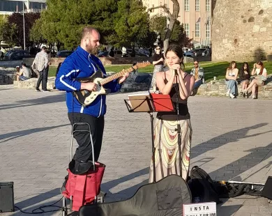 Viral Κομοτηναίος μουσικός – Δέχθηκε πρόστιμο για μουσική στο δρόμο… μπροστά από τον Λευκό Πύργο