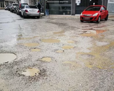 «Βομβαρδισμένοι» οι δρόμοι στις Σάπες – Παράπονα αναγνωστών