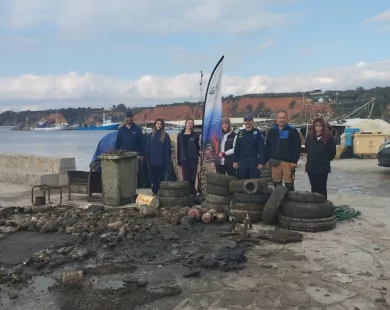 (Φωτογραφίες) Καθαρίστηκε από δεκάδες σκουπίδια το λιμάνι Αγίου Χαραλάμπους