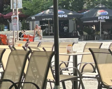 Ξεκίνησαν τα μπάνια… του λαού στο σιντριβάνι Κομοτηνής