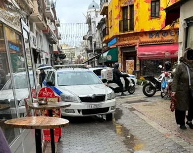 Βενιζέλου: Πτώση σοβάδων στον πεζόδρομο – ΕΙΚΟΝΕΣ