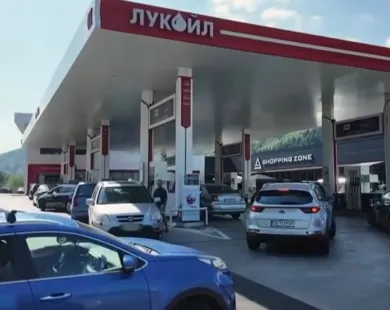 «Οι Έλληνες σχηματίζουν ουρές στα βενζινάδικα της Βουλγαρίας»