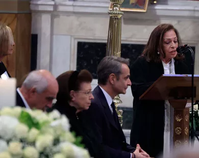 «Όλος ο Ελληνισμός μιλάει για εσένα»: Βουρκωμένη η Χαρούλα Αλεξίου στον επικήδειο για τη Μαρινέλλα