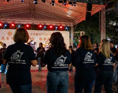Ήχους και στίχους της Θράκης γέμισε η πλατεία Ειρήνης – ΕΙΚΟΝΕΣ & ΒΙΝΤΕΟ
