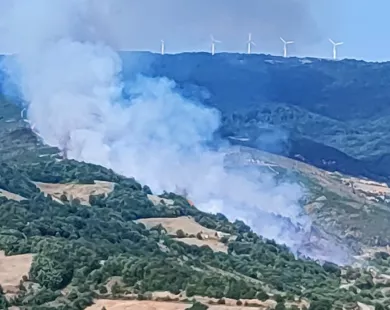 Ροδόπη: Δασική πυρκαγιά στη Χλόη – Σηκώθηκαν ήδη 6 εναέρια μέσα