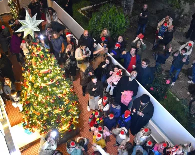 Πλατιά χαμόγελα στο χριστουγεννιάτικο δέντρο των Βρεφονηπιακών Σταθμών της Μητρόπολης