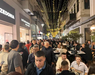 Πλήθος κόσμου κατέκλυσε τους δρόμους της Κομοτηνής την Λευκή Νύχτα 