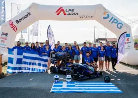 Η Democritus Racing Team  στο υψηλότερο σκαλί του βάθρου στον διαγωνισμό Formula IHU