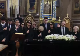 Κηδεία Μαρινέλλας: Συντετριμμένη η οικογένεια της στο «τελευταίο αντίο»