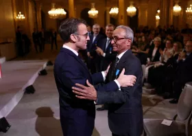 Ο τελευταίος εφημεριδοπώλης του Παρισιού χρίστηκε Ιππότης