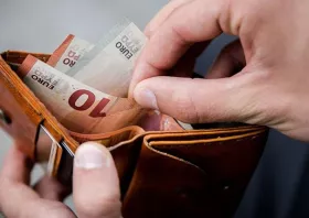 Πως διαμορφώνονται οι μισθοί  με το «ξεπάγωμα» των τριετιών