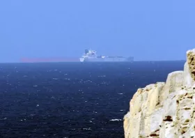 Στενά Ορμούζ: Στον «πάγο» οι διελεύσεις
