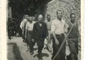 Ολοκληρώθηκε η μεταβίβαση κυριότητας των ιστορικών φωτογραφιών των εκτελεσμένων της Καισαριανής