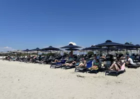 Πριν καλά-καλά  μπει το καλοκαίρι… άρχισαν  να γεμίζουν οι παραλίες!